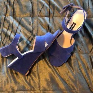 Nine West size 6.5 blue suede wedges
